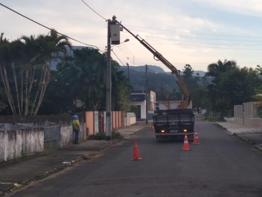 Desligamento programado, troca de postes e cabos, instalação de transformador e construção de rede. Centro de Praia Grande
